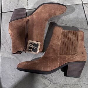 NWT Frye Suede Sandra Cognac Chelsea Boots